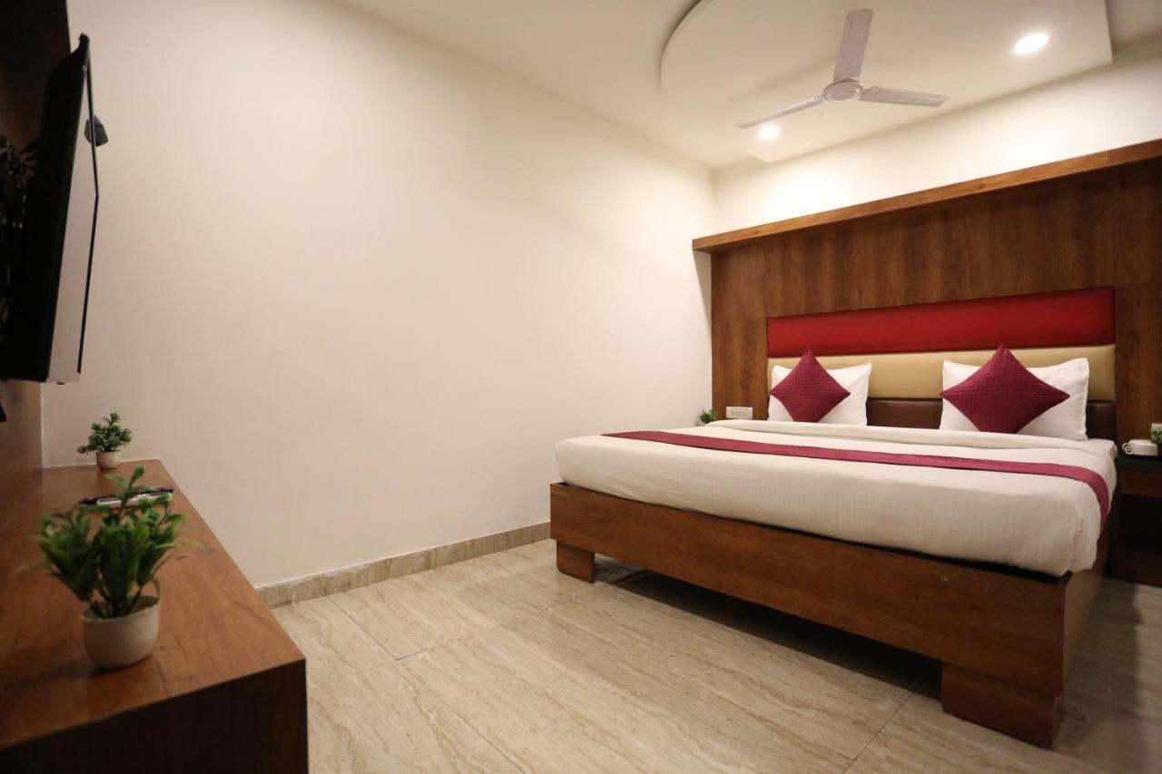 Hotel Sm Suits Near Delhi Airport-Unit By Grand Urban Luxury 뉴델리 외부 사진