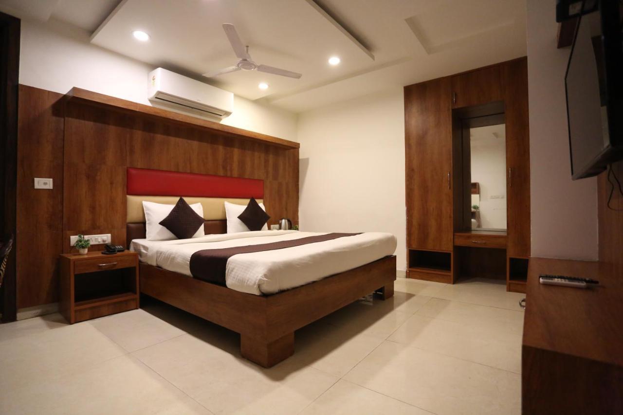 Hotel Sm Suits Near Delhi Airport-Unit By Grand Urban Luxury 뉴델리 외부 사진