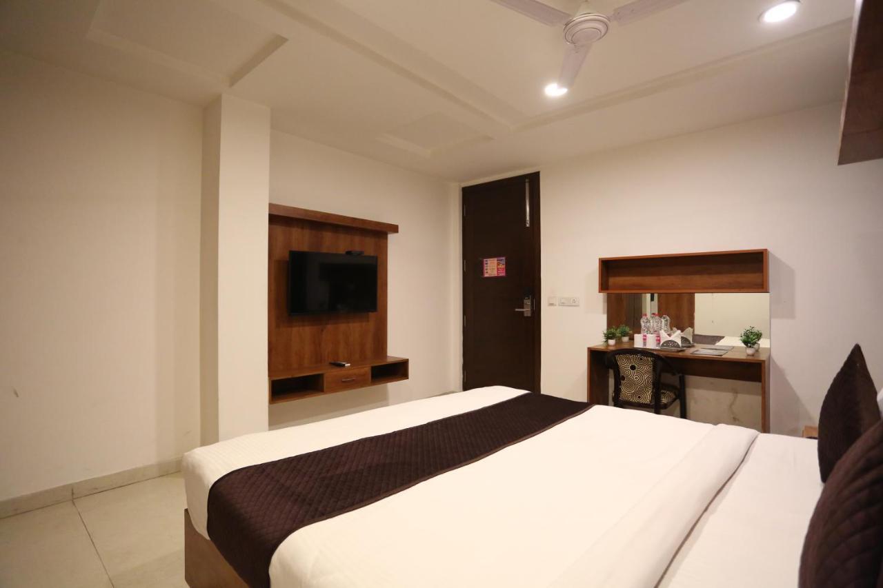 Hotel Sm Suits Near Delhi Airport-Unit By Grand Urban Luxury 뉴델리 외부 사진