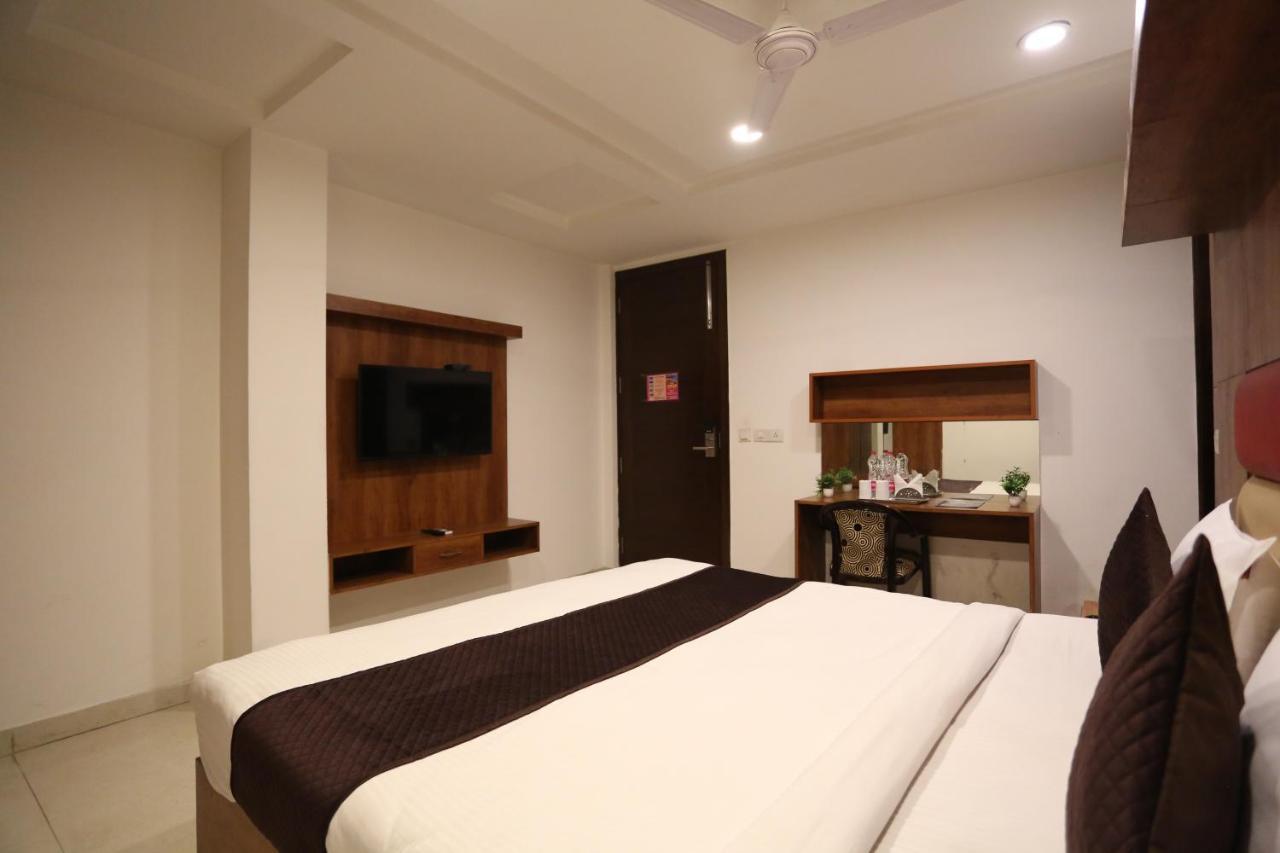 Hotel Sm Suits Near Delhi Airport-Unit By Grand Urban Luxury 뉴델리 외부 사진