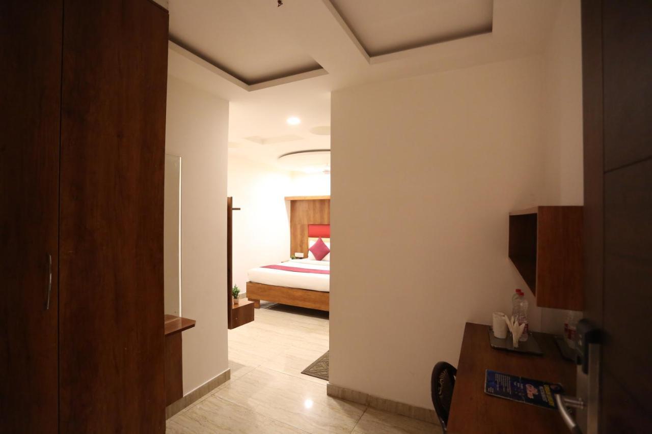 Hotel Sm Suits Near Delhi Airport-Unit By Grand Urban Luxury 뉴델리 외부 사진