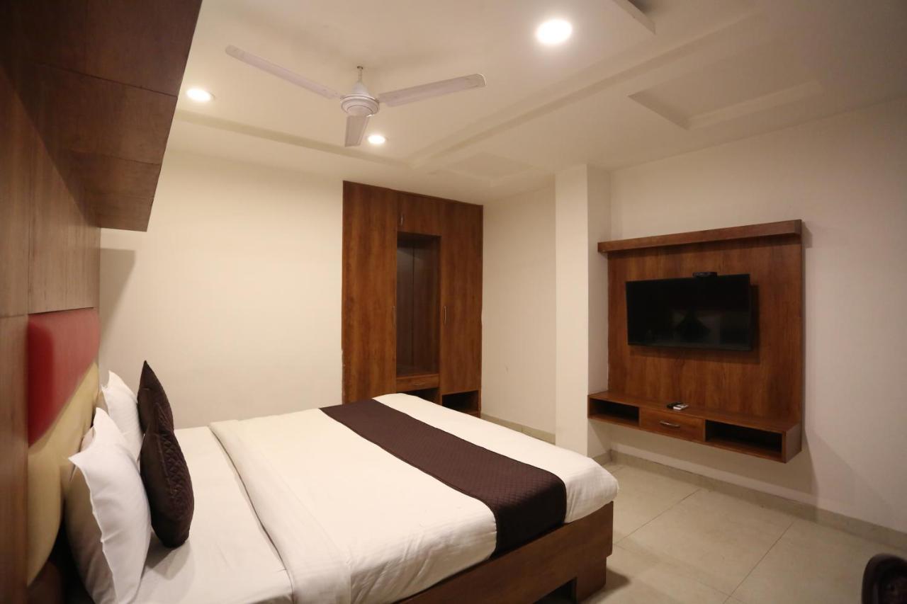 Hotel Sm Suits Near Delhi Airport-Unit By Grand Urban Luxury 뉴델리 외부 사진